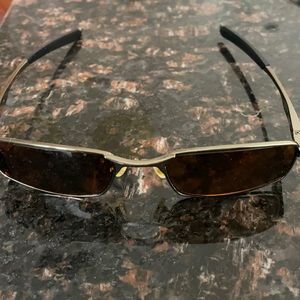 Oakley men’s prescription sunglasses with case!
